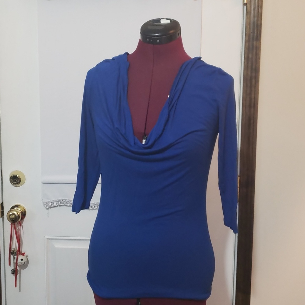 3/4 sleeve blue scoop neck shirt